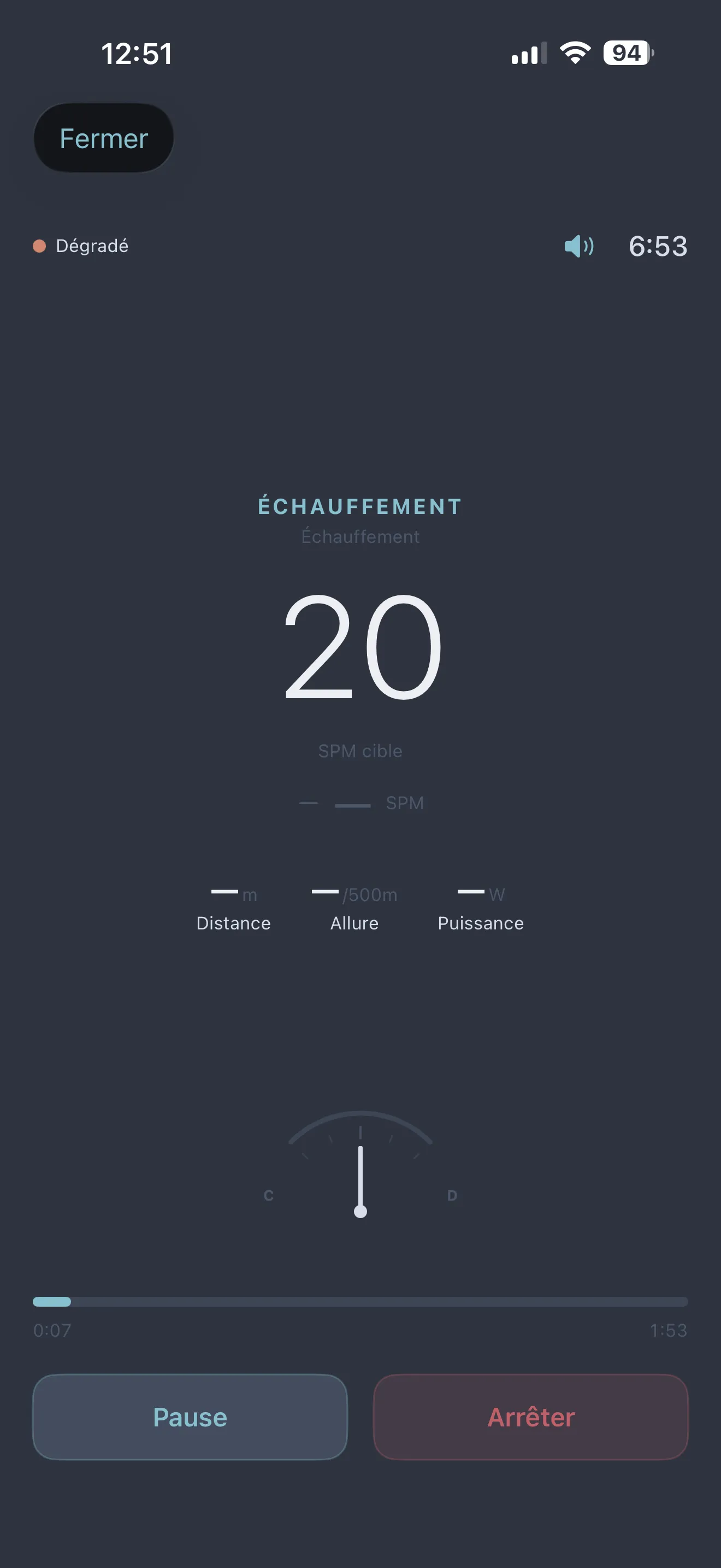 Première version brute et non stylisée de l'app RØDD en mode entraînement : fond gris-bleu uniforme, le mot ÉCHAUFFEMENT, le chiffre 20 au centre, des tirets pour la distance et la puissance, une jauge rudimentaire avec deux boutons Pause et Arrêter.