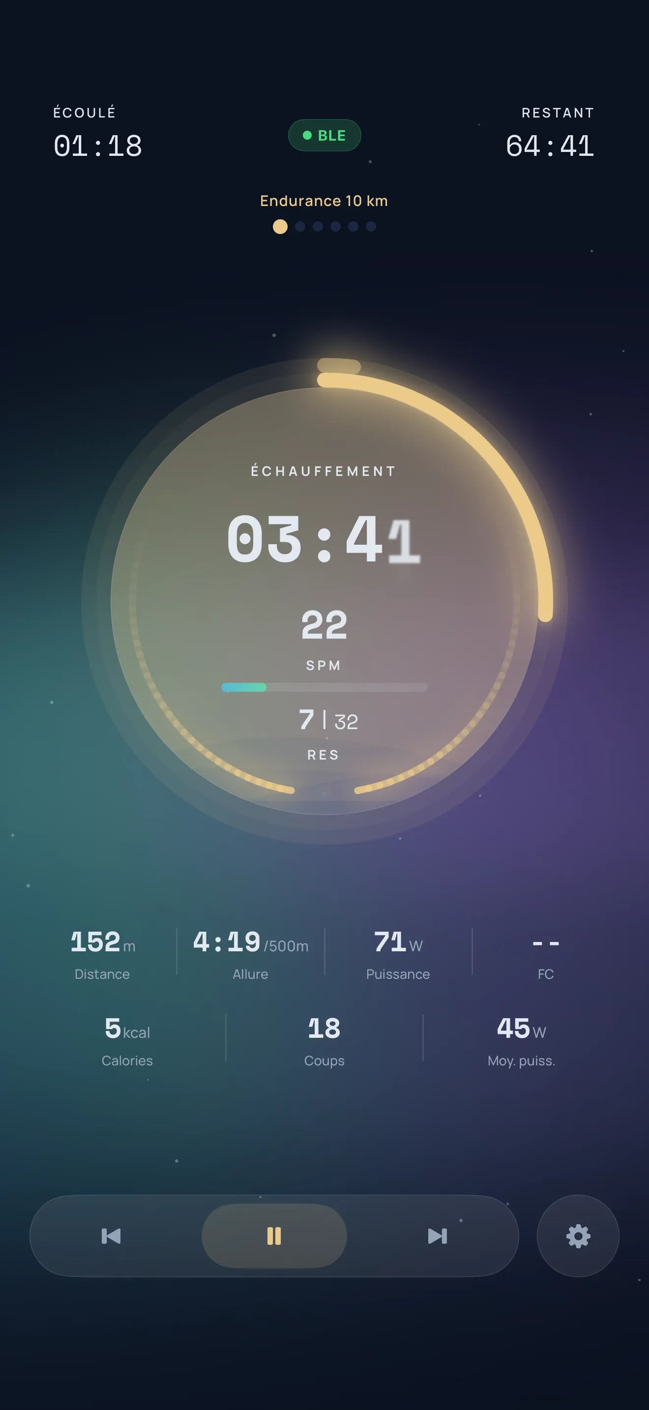 Interface de session classique de RØDD : un grand cercle central de progression orange pour l'échauffement, la cadence à 22 SPM, la résistance à 7 sur 32, et les métriques distance, allure, puissance et calories en bas.
