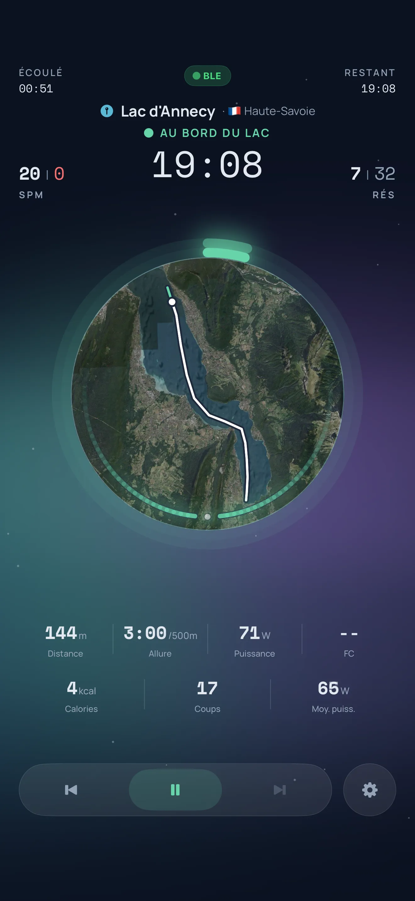 Mode défi de RØDD : une carte satellite circulaire du lac d'Annecy en Haute-Savoie avec un tracé blanc d'avancement. La cadence affiche 0 SPM en rouge.
